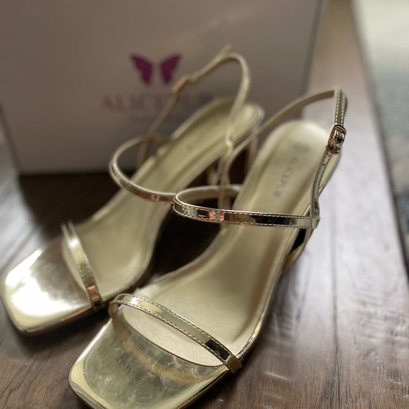 Size 8.5 - Picture 1 of 2